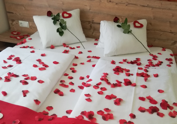 rosenblüten am Bett, verführersich romantisch, kurz mal weg urlaub