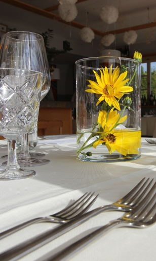 winzerabend, restaurant, tisch menue, blumendekoration
