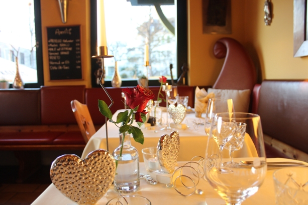 romantisch gedeckter Tisch im Malerwinkl