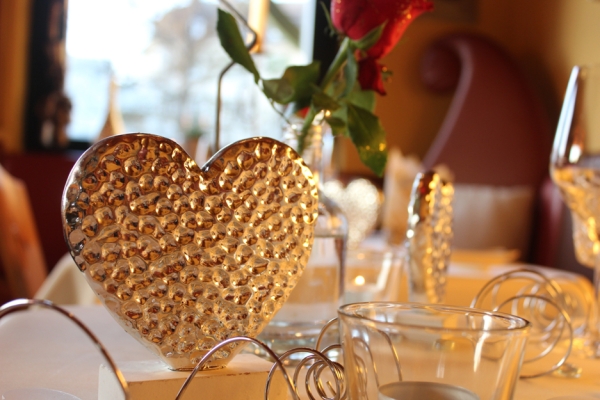 romantisch zu Valentin mit viel Herzen